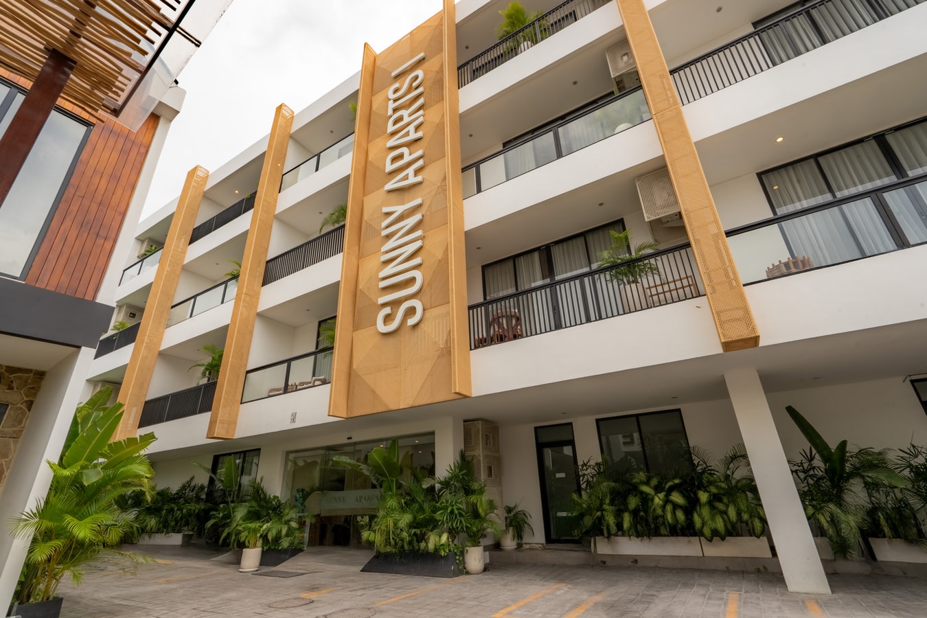 SB 302 - 1BR Pool Suite, Near Batu Belig Beach - Canggu, Bali — image 9