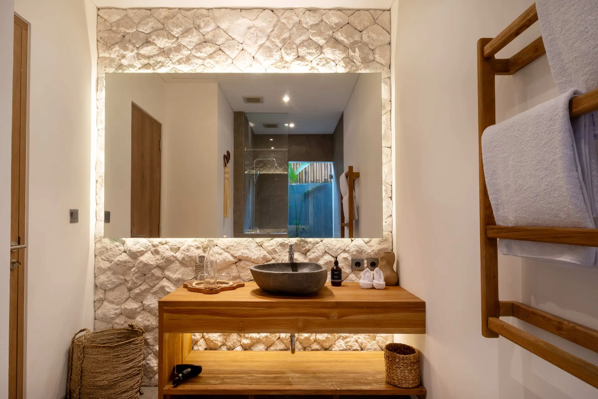 4 BR Glass Pavilion Retreat Ubud — 4BR Villa Rental in Ubud — image 10