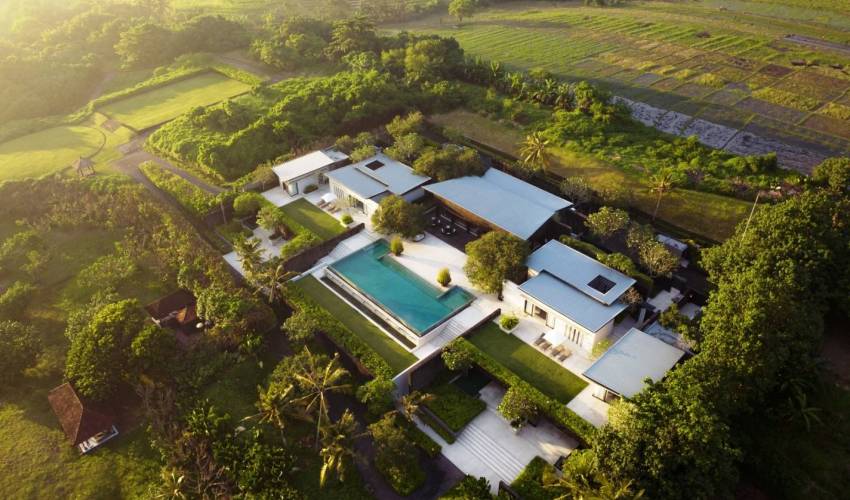 10 Bedroom Beachfront in Bali in tabanan — image 4