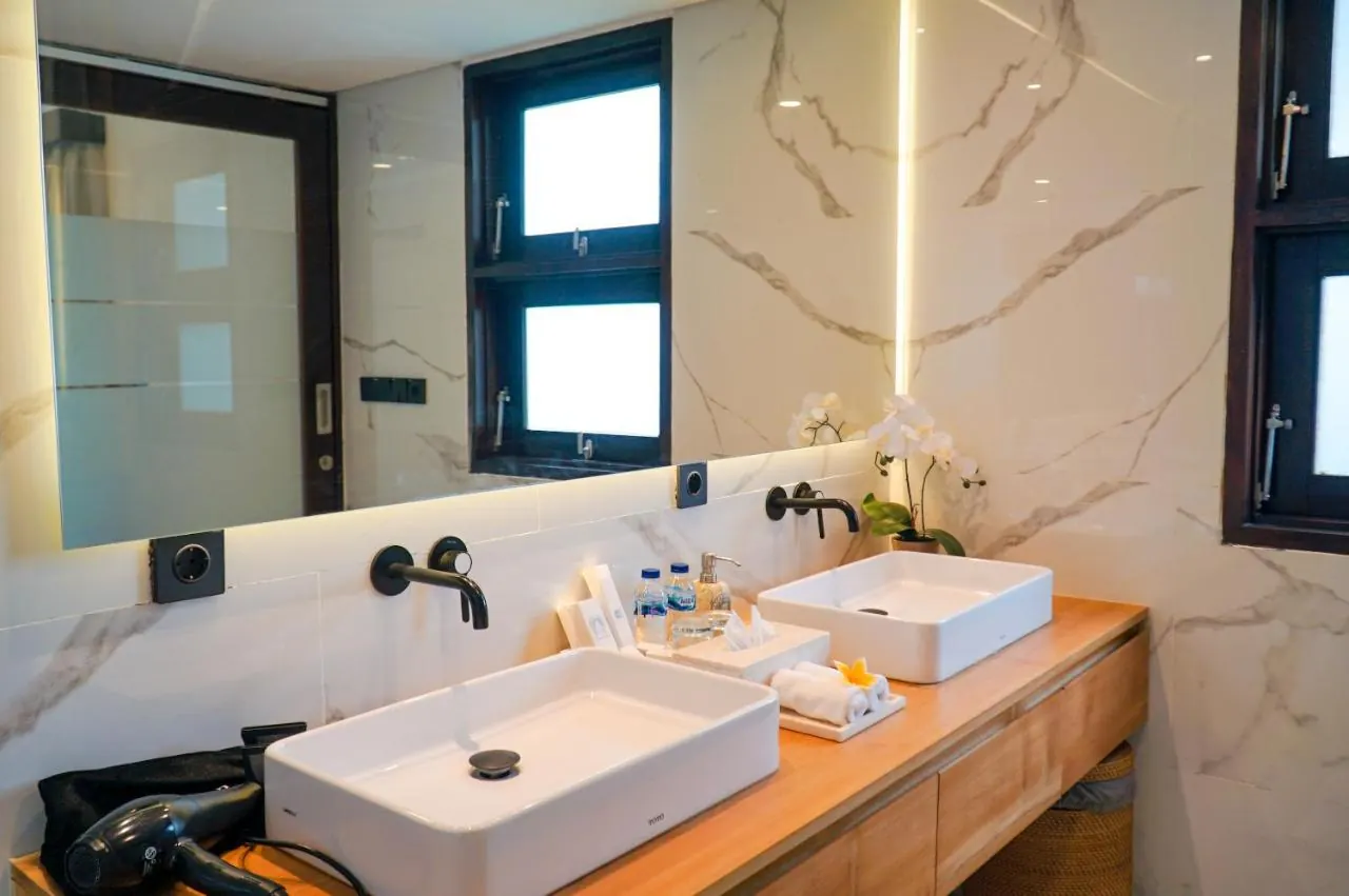 7 BR Tropical Garden Pool Villa Canggu — 7BR Villa Rental in Canggu — image 4