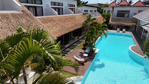 Stylish 1BR Apartment in Canggu | Balcony & Pool Access - Canggu, Bali — image 1