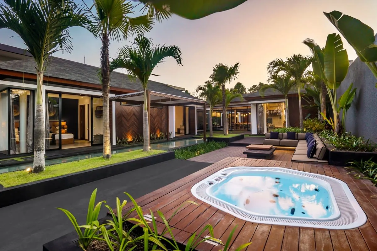 5 BR Tropical-Modern Courtyard Villa Ubud — 5BR Villa Rental in Ubud