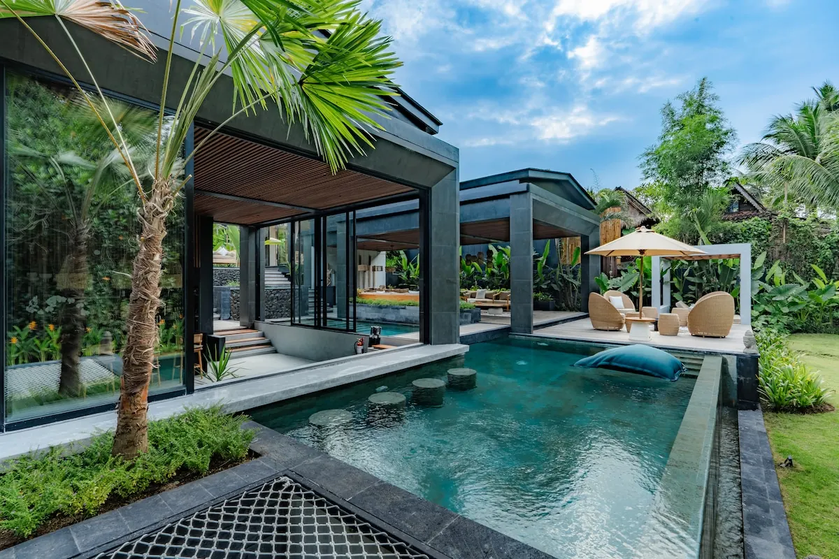 5 BR Tropical-Modern Glass Villa Ubud — 5BR Villa Rental in Ubud