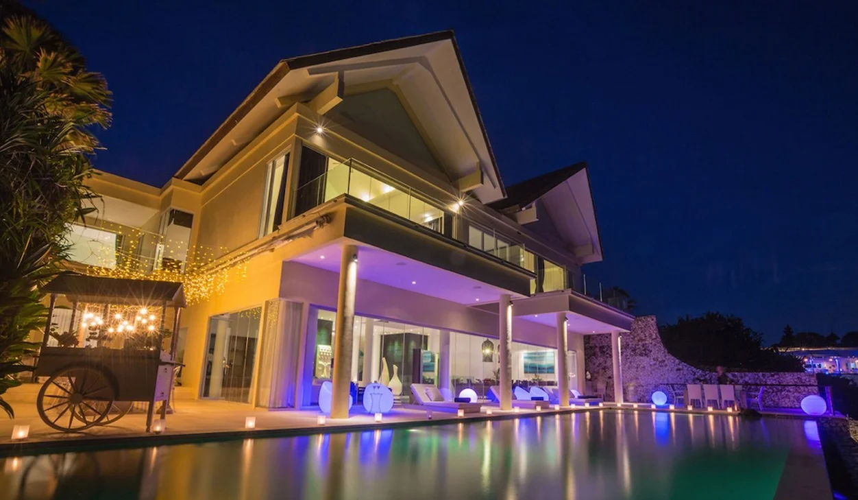 A majestic 5-bedroom cliffside Villa Uluwatu — image 12