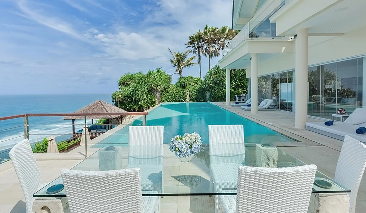 A majestic 5-bedroom cliffside Villa Uluwatu