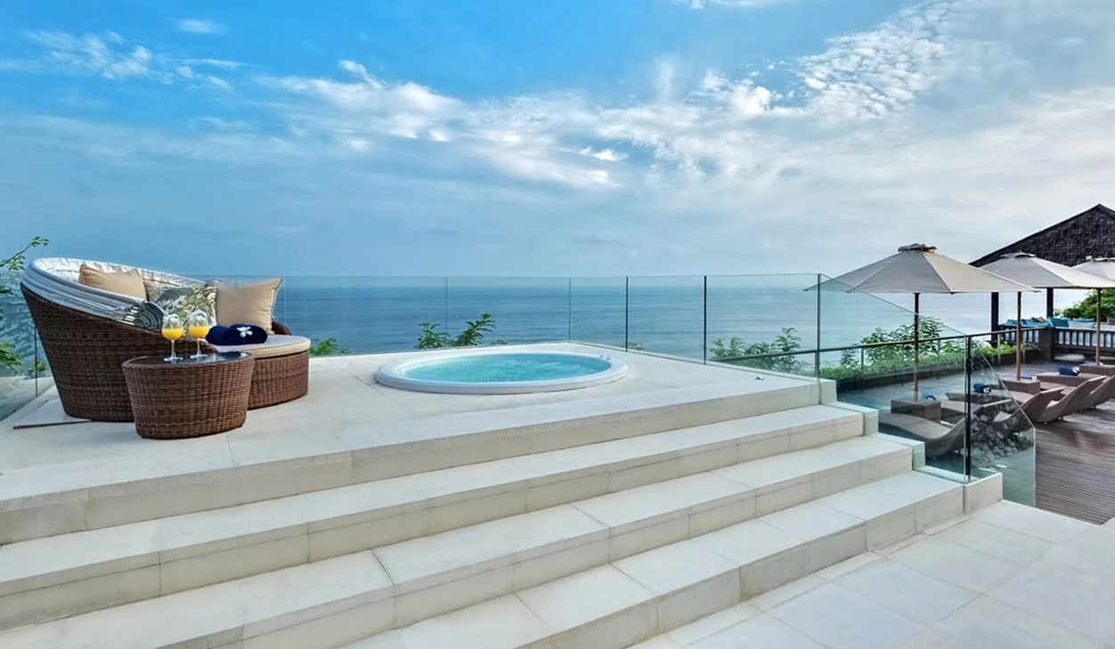 A majestic 5-bedroom cliffside Villa Uluwatu — image 8