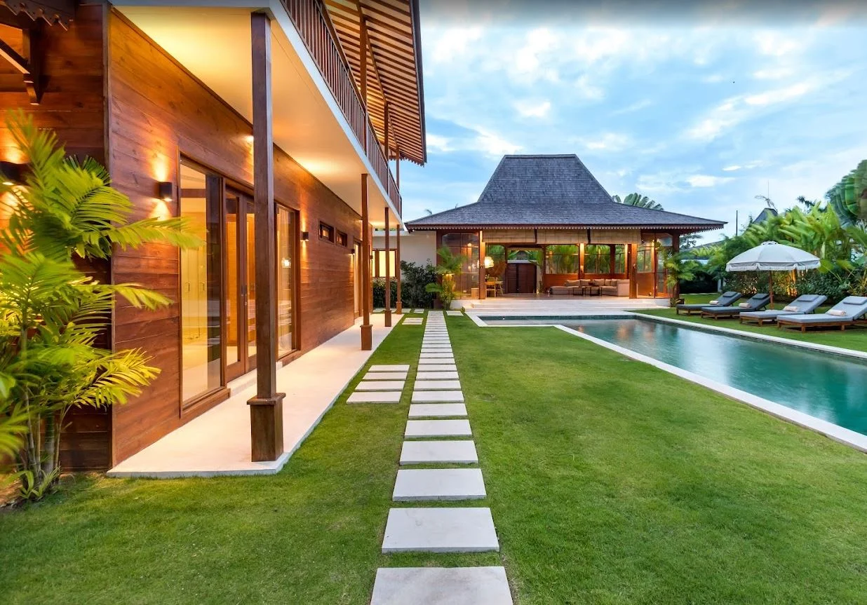Tranquil 4-Bedroom Villa in Kerobokan — Your Private Island Getaway Awaits — image 4