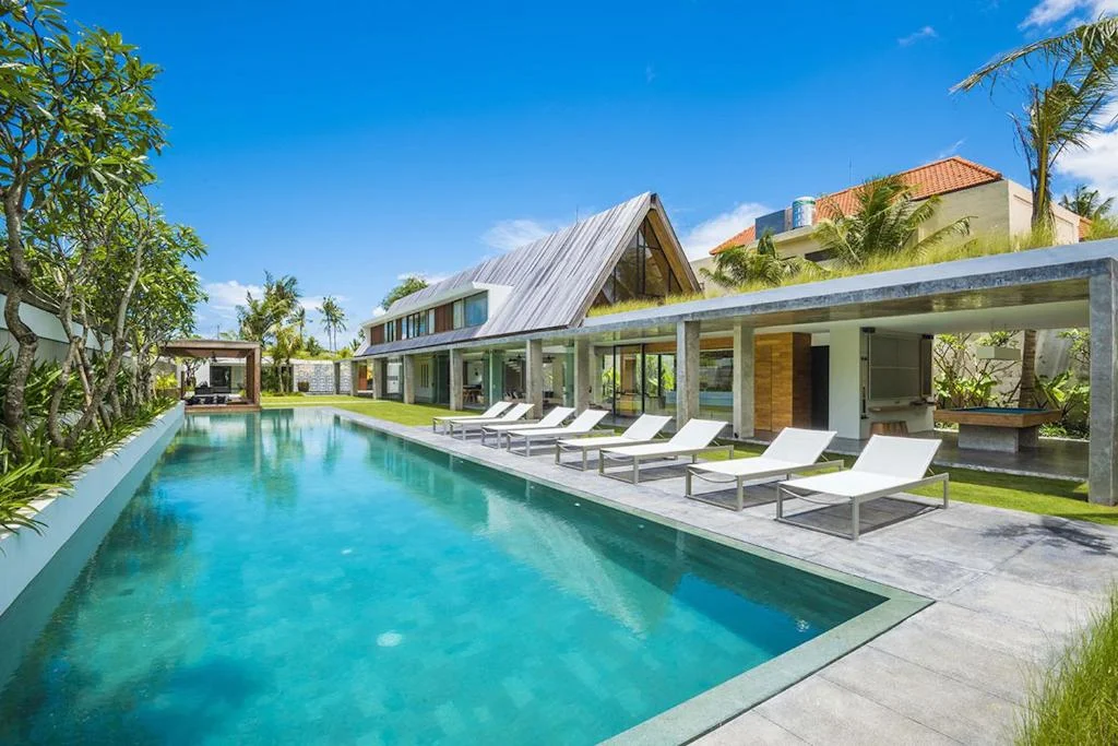 Luxury 5-Bedroom Villa with Infinity Pool in Petitenget – Stylish, Family-Friendly Retreat