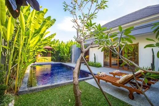 Stylish 2-Bedroom Villa in Canggu – Walk to Café del Mar & the Beach — image 3