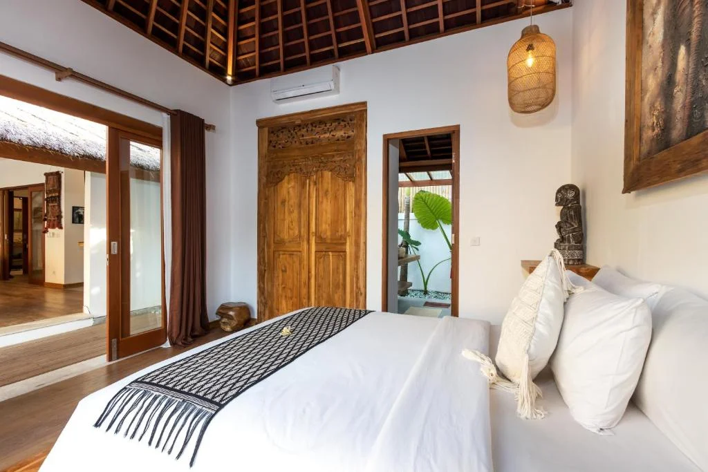 Tropical Charm in the Heart of Seminyak – 3BR Private Villa, Steps from the Beach — image 18
