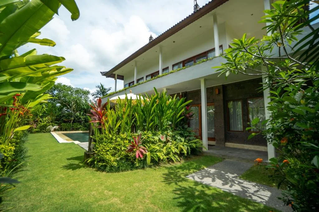 Spacious 4-Bedroom Private Villa – Tropical Oasis Steps from the Surf Beach — image 5