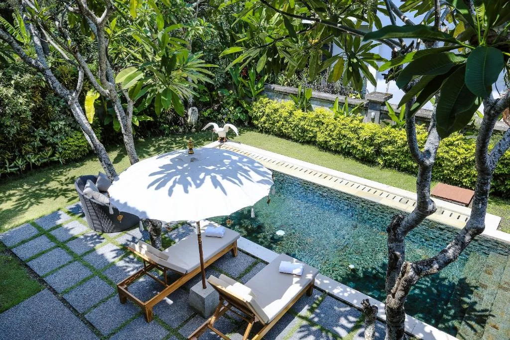 Spacious 4-Bedroom Private Villa – Tropical Oasis Steps from the Surf Beach — image 3
