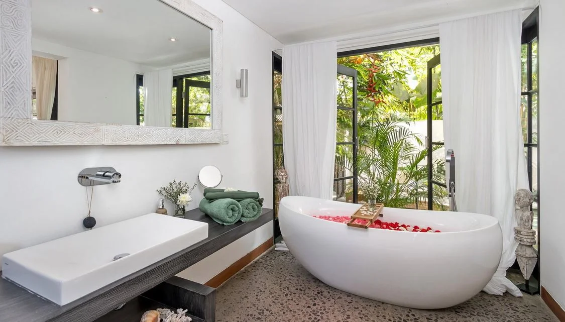Romantic 1-Bedroom Private Pool Villa Near Ubud — image 9