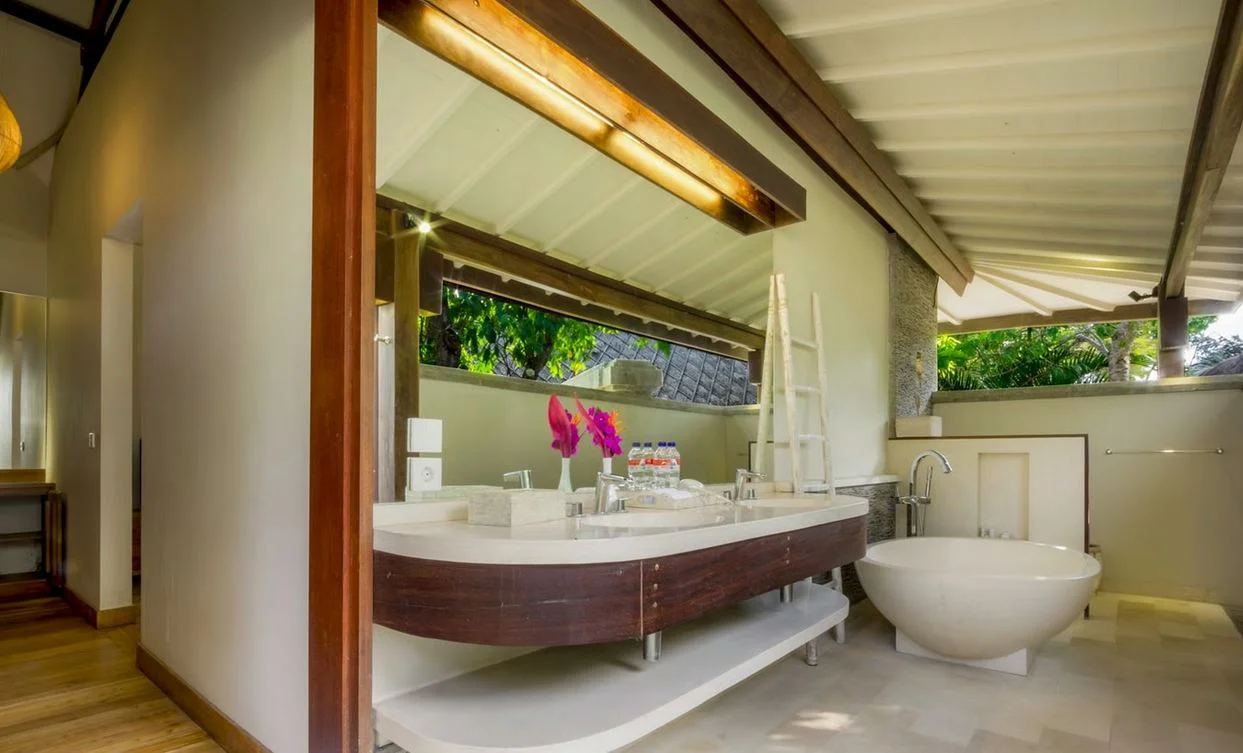 Stunning 3-Bedroom Tropical Villa with Lagoon Pool in Uluwatu — image 8