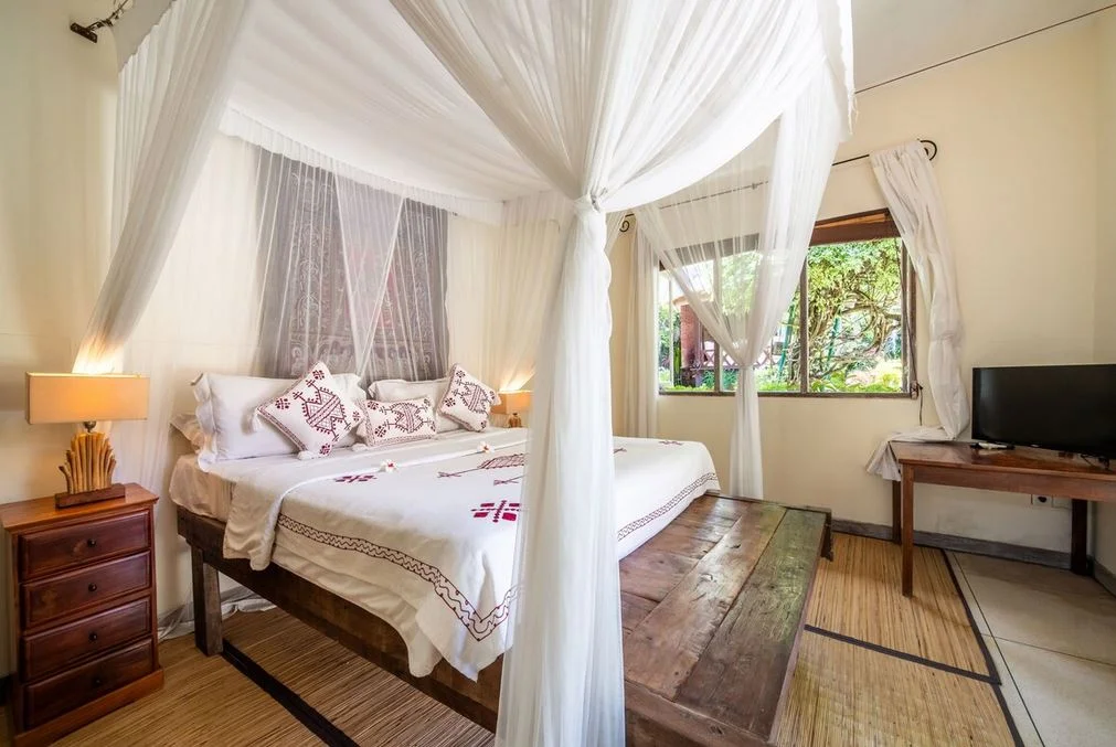 Tropical 4-Bedroom Villa with 2 Pools – Walking Distance to Batu Belig Beach — image 15