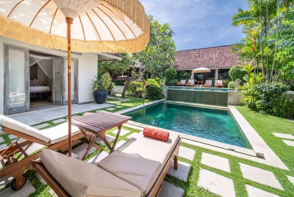 Tropical 4-Bedroom Villa with 2 Pools – Walking Distance to Batu Belig Beach