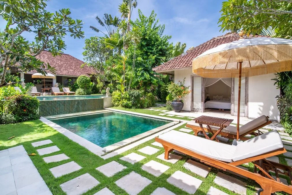 Tropical 4-Bedroom Villa with 2 Pools – Walking Distance to Batu Belig Beach — image 13