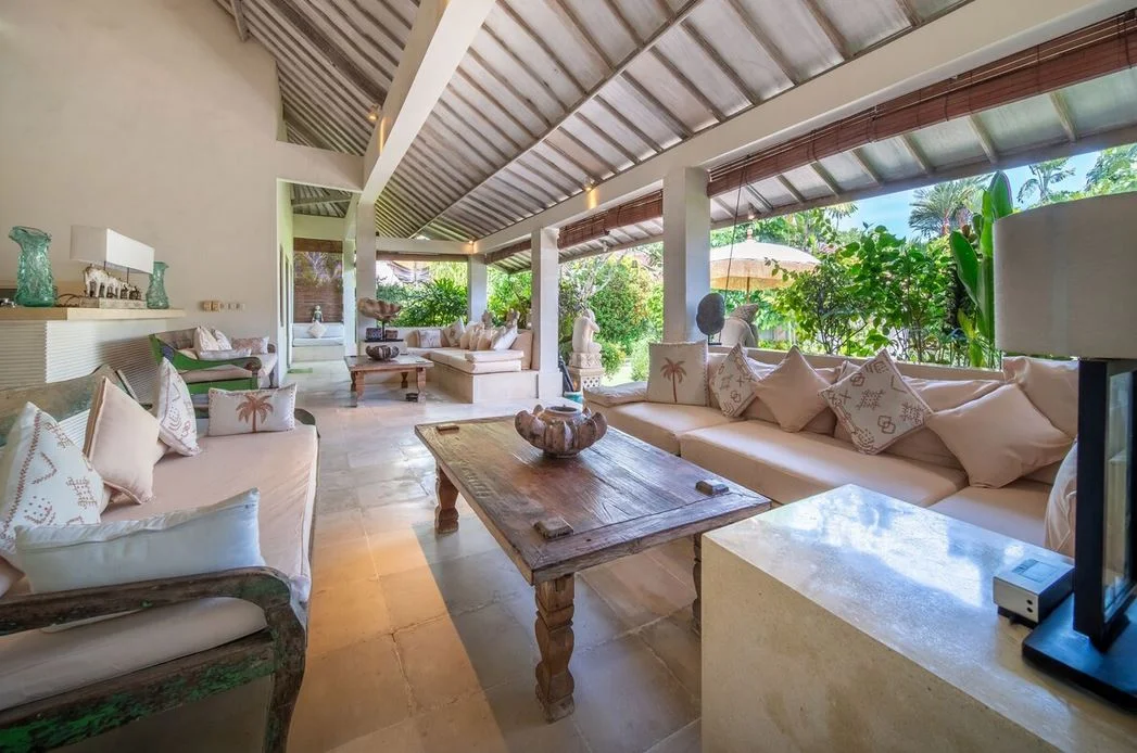 Tropical 4-Bedroom Villa with 2 Pools – Walking Distance to Batu Belig Beach — image 7