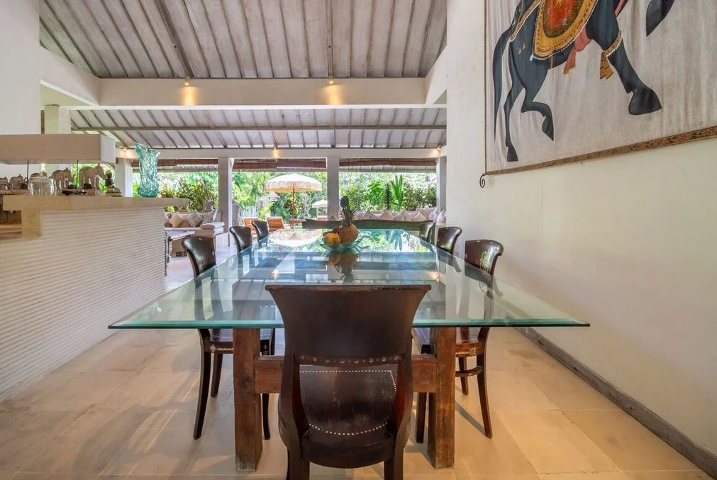 Tropical 4-Bedroom Villa with 2 Pools – Walking Distance to Batu Belig Beach — image 11