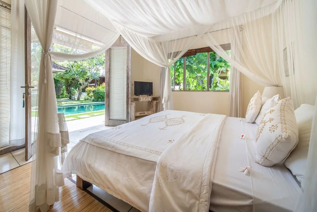Tropical 4-Bedroom Villa with 2 Pools – Walking Distance to Batu Belig Beach — image 18