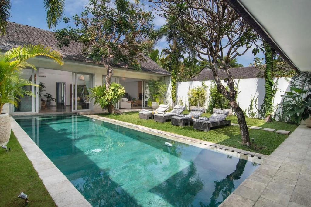 Chic 3BR Villa in Central Canggu – Walk to Berawa Beach & Finn’s Club — image 4