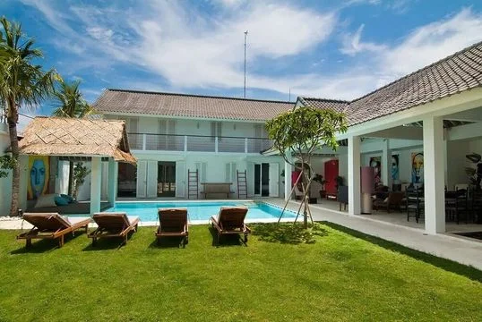 Spacious 4-Bedroom Seminyak Villa, Walk to Beach, Shops & Restaurants — image 5