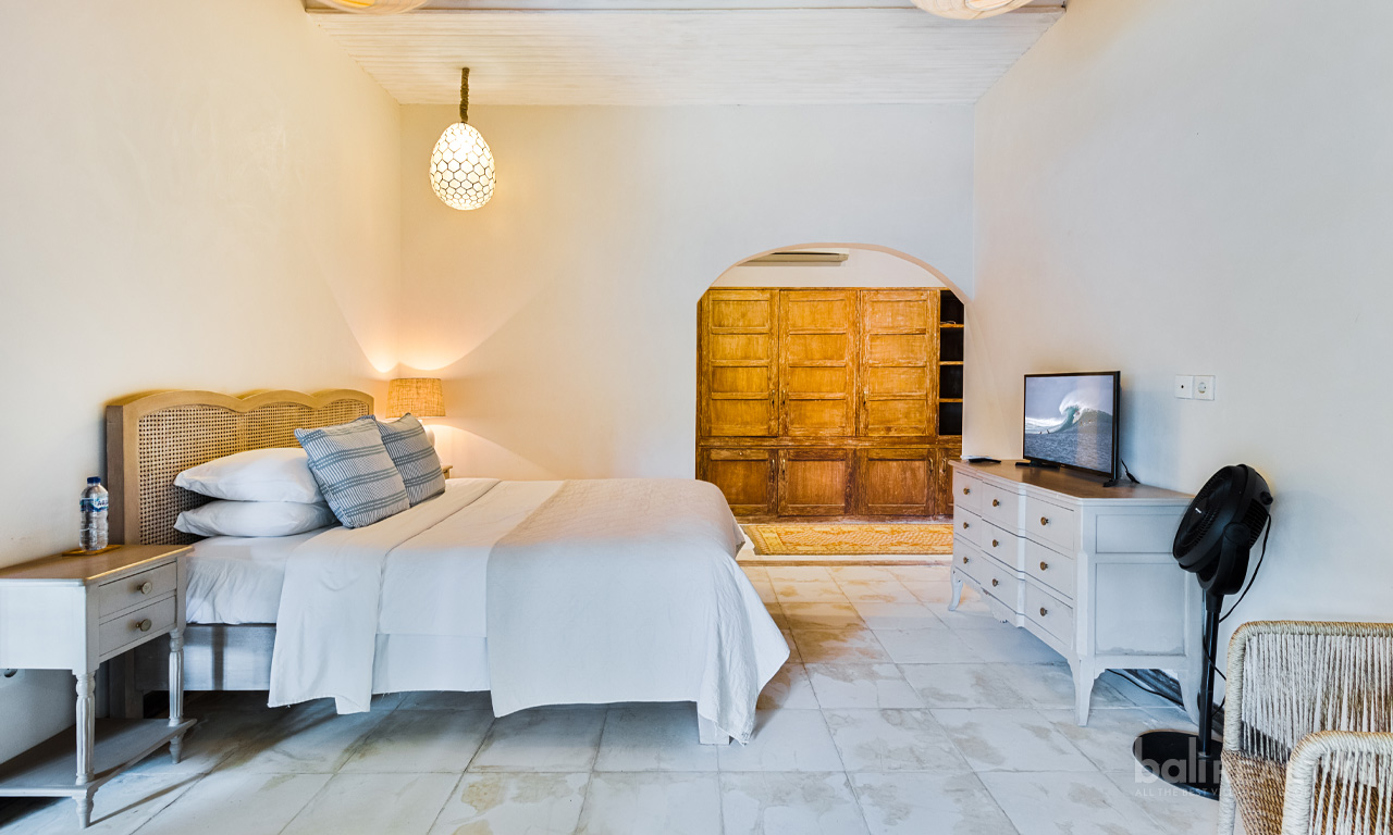Spacious 3-Bedroom Leasehold Villa in Prime Batu Belig — image 3