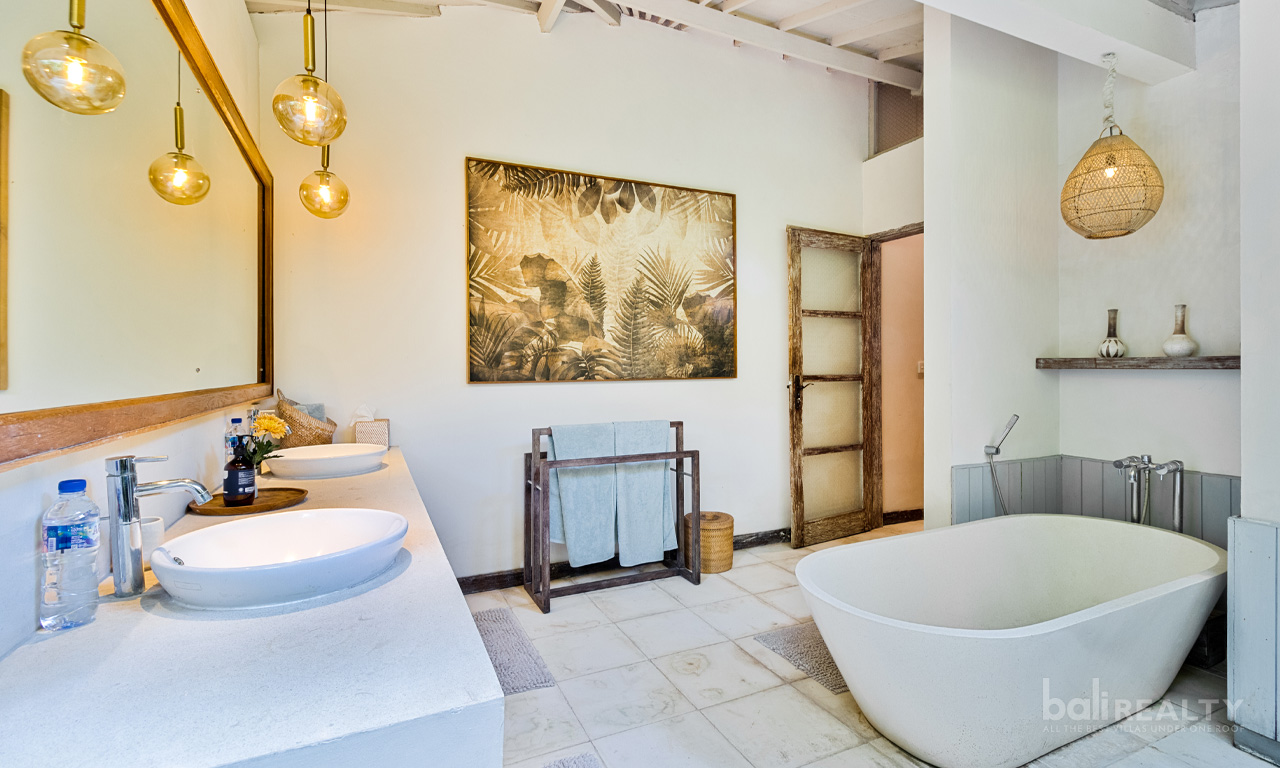 Spacious 3-Bedroom Villa on 590sqm in Greater Seminyak – Prime Batu Belig — image 4