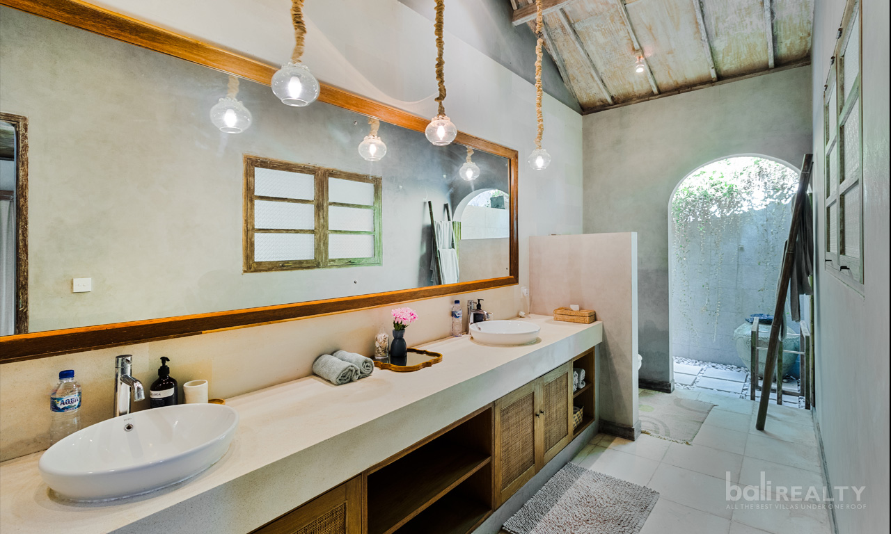 Spacious 3-Bedroom Leasehold Villa in Prime Batu Belig — image 7