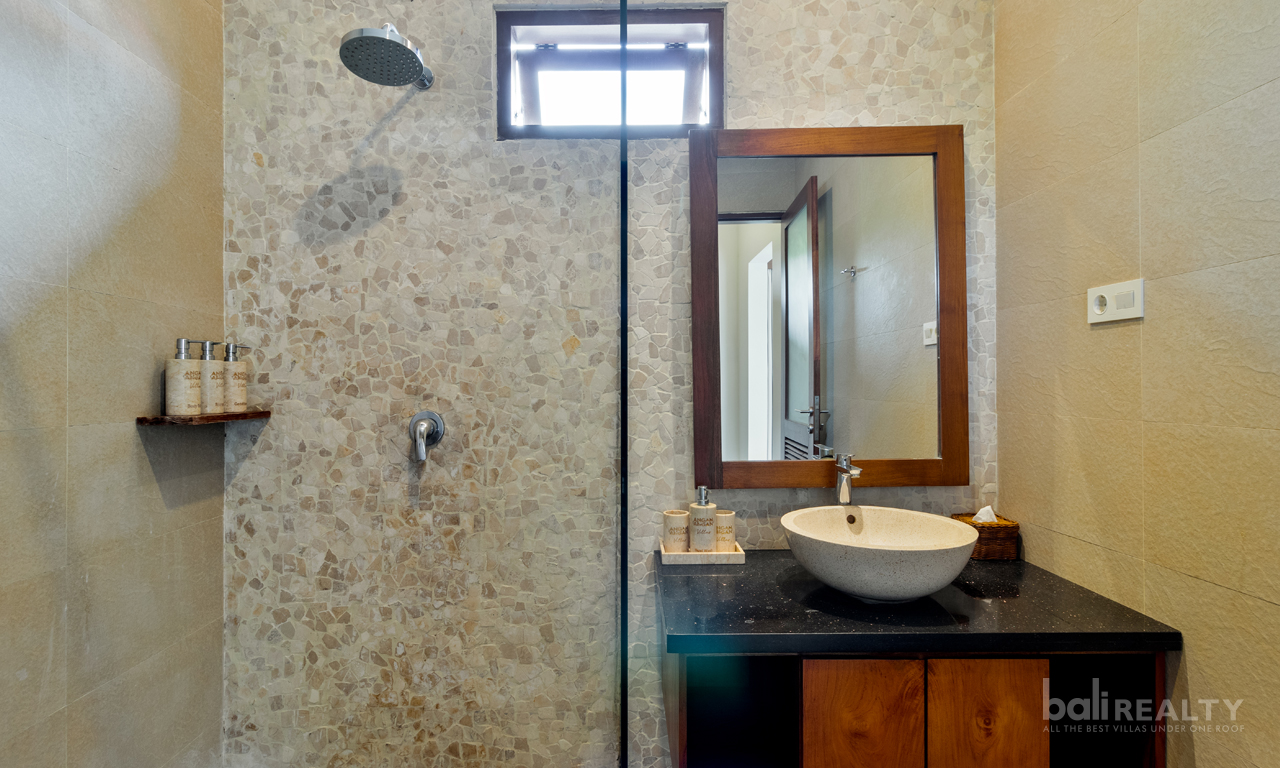 Freehold 5 Bedroom Villa With Two Adjoining Units in Prime Batu Bolong – Canggu! — image 13