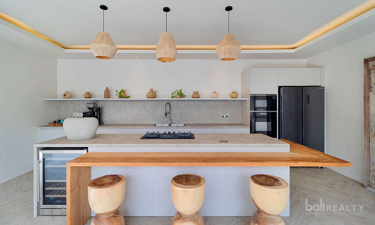 Brand New Modern Three-Bedroom Villa with Long Lease in Berawa’s Prime Locale — image 4
