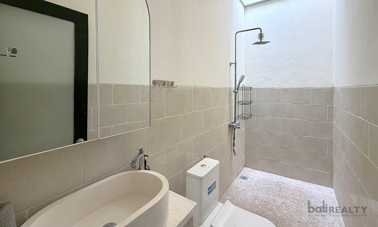 Cozy Two-Bedroom Villa for Yearly Rental in Prime Berawa Location — image 12