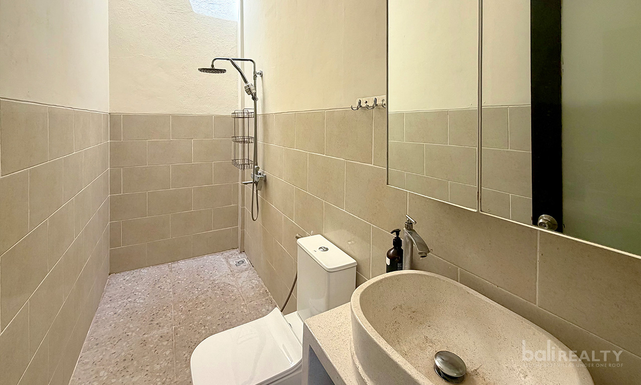 Cozy Two-Bedroom Villa for Yearly Rental in Prime Berawa Location — image 13