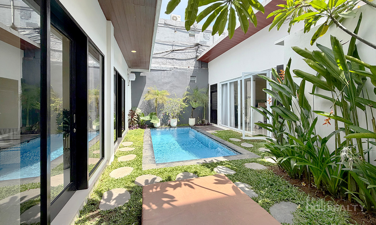 Cozy Two-Bedroom Villa for Yearly Rental in Prime Berawa Location — image 2