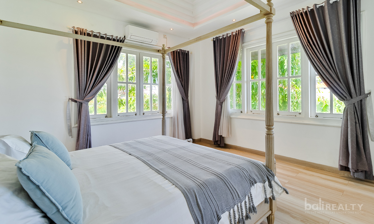 Available for Yearly Rental: Four-Bedroom Family Villa in Berawa, Short Drive to the Beach — image 11