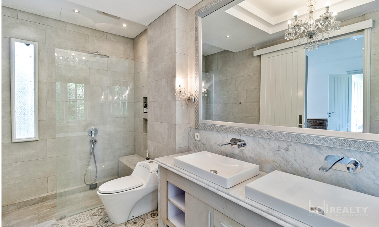 Available for Yearly Rental: Four-Bedroom Family Villa in Berawa, Short Drive to the Beach — image 15