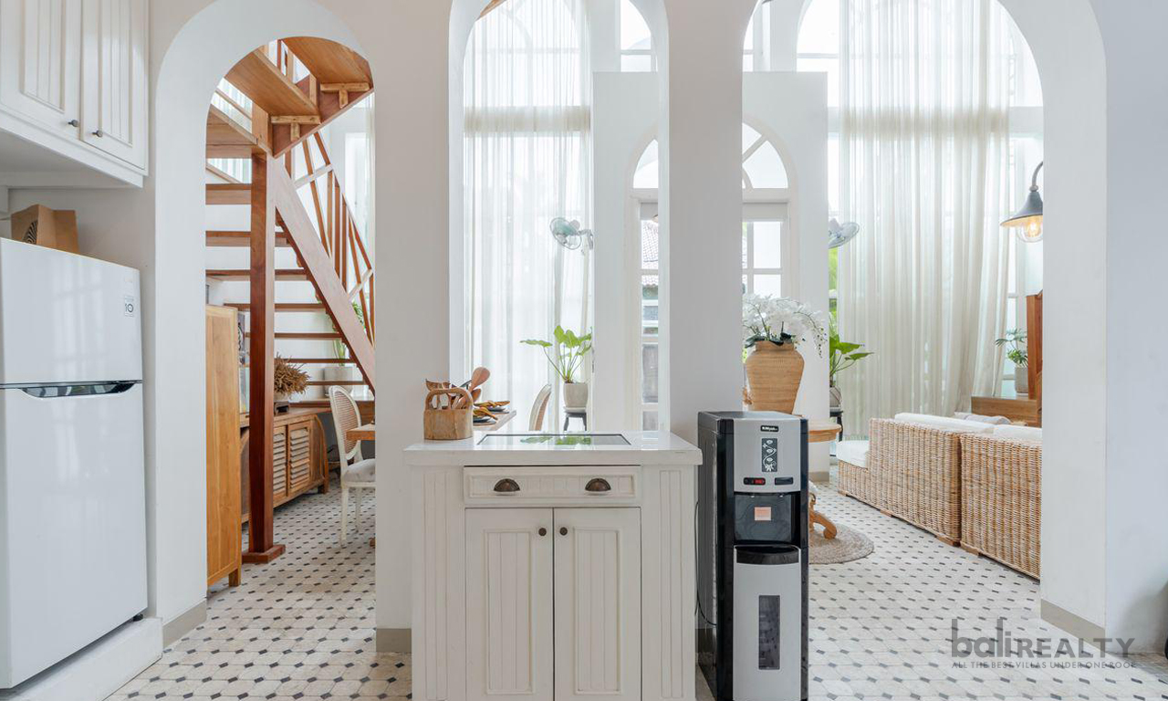 European-Style Three-Bedroom Villa with Long Lease, Well-Located Near Berawa Beach — image 2