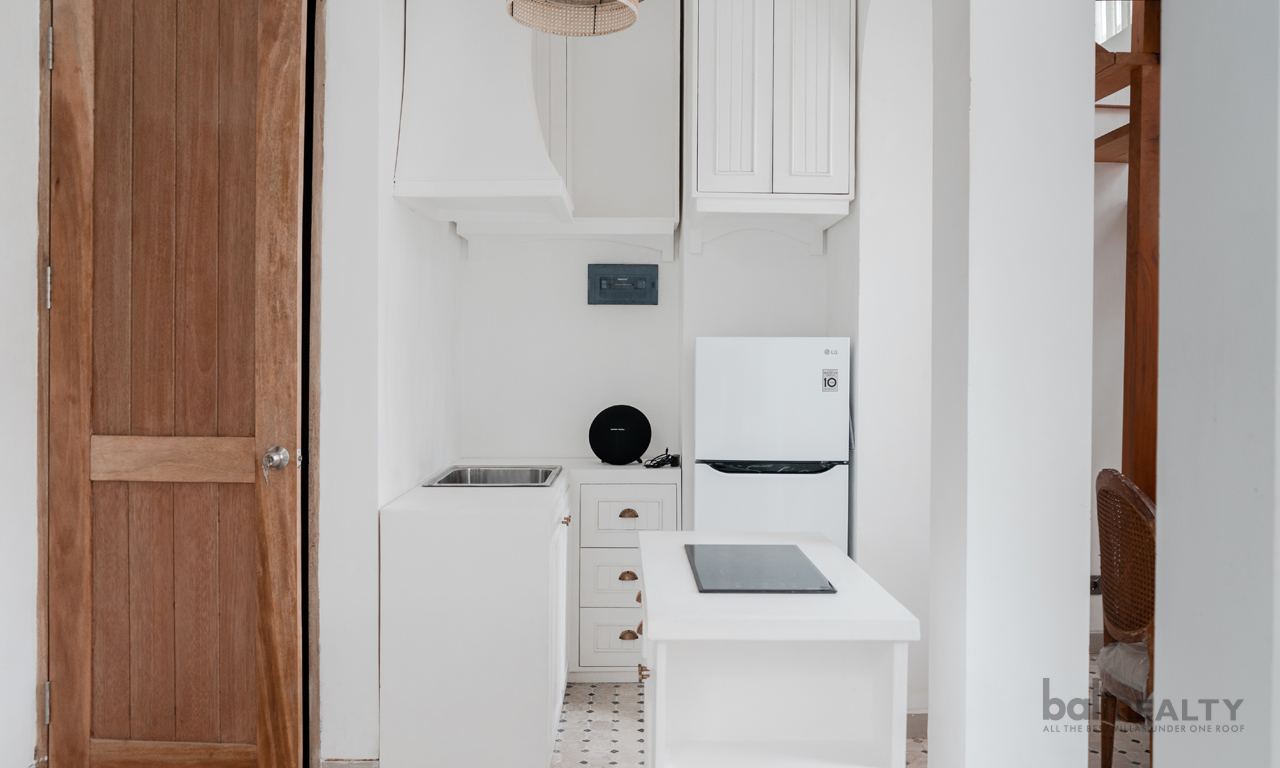 European-Style Three-Bedroom Villa with Long Lease, Well-Located Near Berawa Beach — image 3