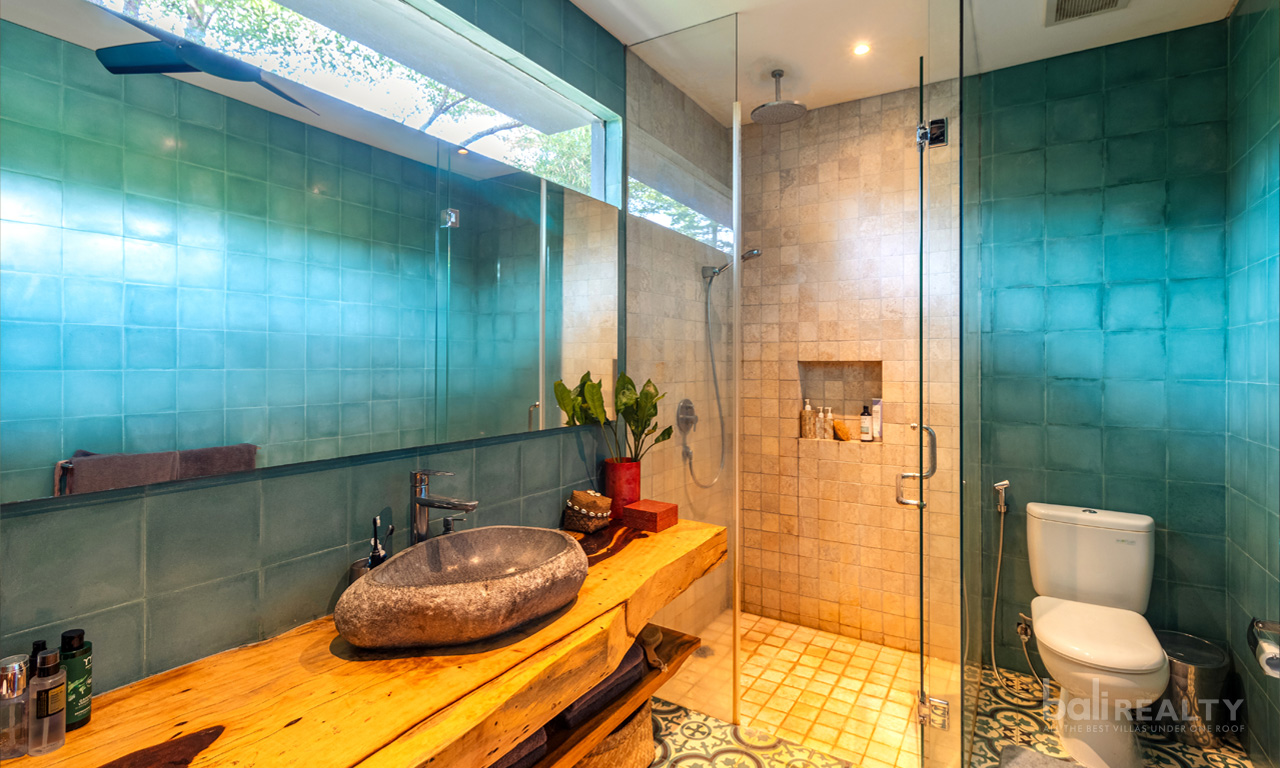 Smart Investment in Prime Canggu: Four-Bedroom Villa with Long Lease in Tourism Zone — image 13