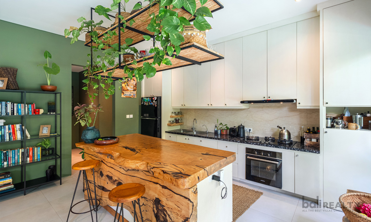 Smart Investment in Prime Canggu: Four-Bedroom Villa with Long Lease in Tourism Zone — image 7