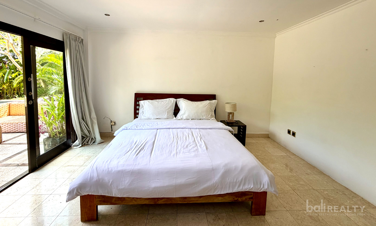 Spacious Five-Bedroom Family Villa for Yearly Rental in Tumbak Bayuh – Rice Field View — image 9