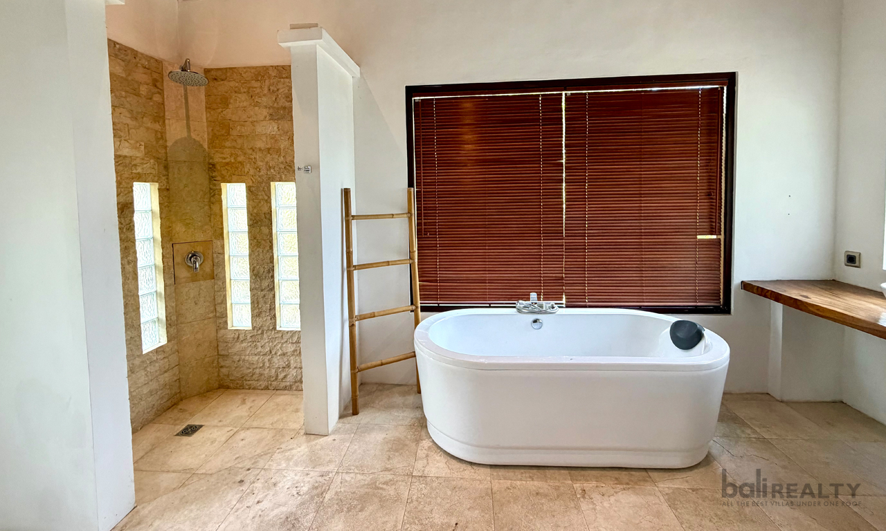 Spacious Five-Bedroom Family Villa for Yearly Rental in Tumbak Bayuh – Rice Field View — image 11