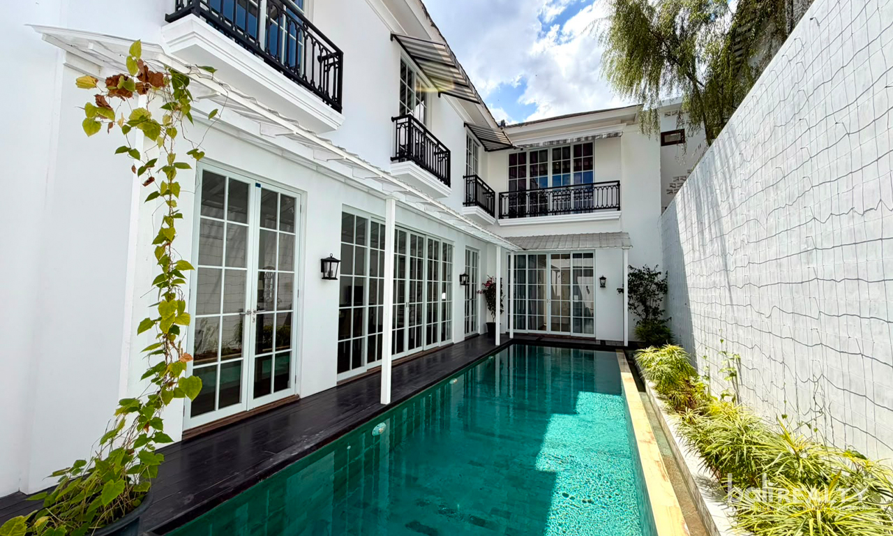 Fully Furnished Three-Bedroom Villa: Monthly & Yearly Rental, Close to Canggu Beach