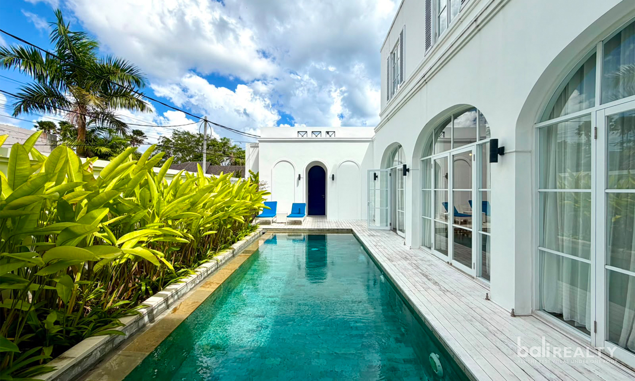 Yearly & Monthly Rent: Fully Furnished Three-Bedroom Villa in Strategic Berawa — image 1