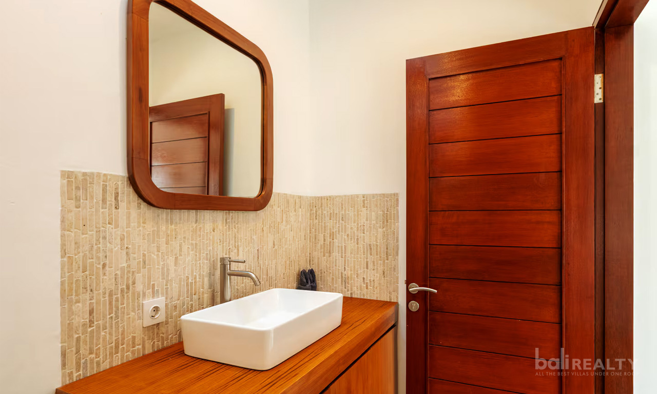 Designer 2-Bedroom Tropical Villa for Yearly Rental in Canggu Padang Linjong 2997 — image 17