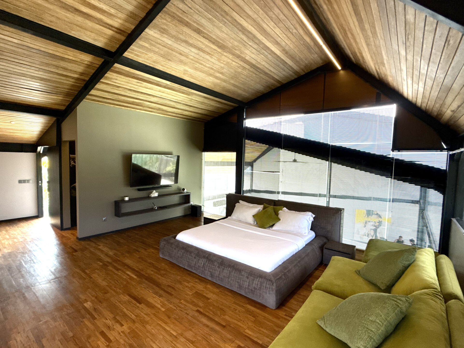 Modern Industrial 3-Bedroom Riverside Villa for Rent in Umalas — image 16