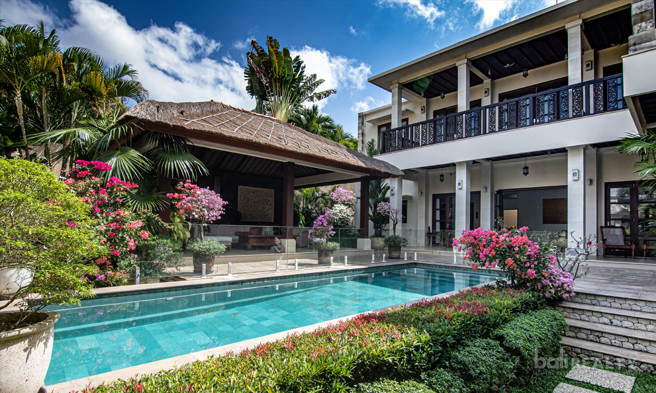 Spacious 3-Bedroom Freehold Villa on 663sqm – Walk to Jimbaran Beach – 2979