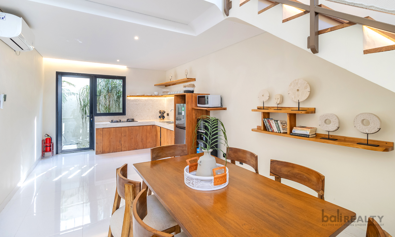 Cozy, Stylish Three-Bedroom Villa in Seminyak with Strategic Access — image 3