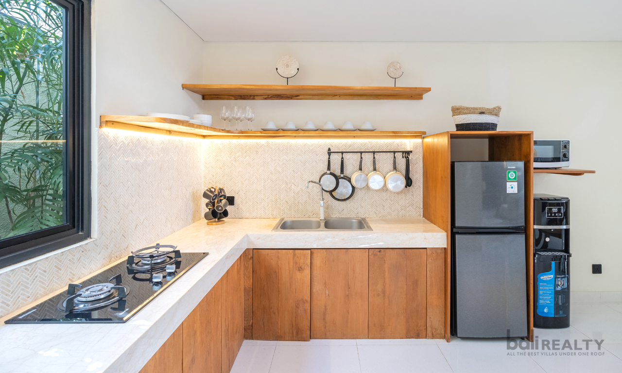 Cozy, Stylish Three-Bedroom Villa in Seminyak with Strategic Access — image 4