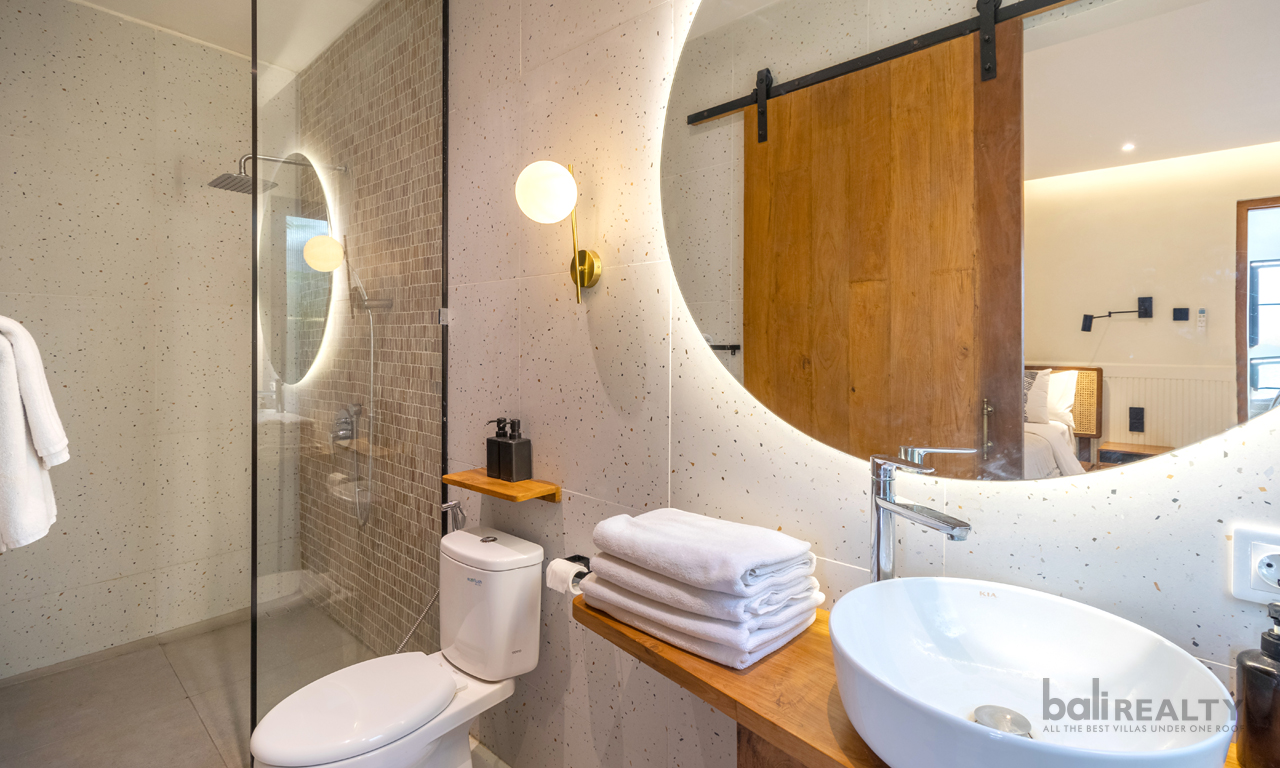 Cozy, Stylish Three-Bedroom Villa in Seminyak with Strategic Access — image 8